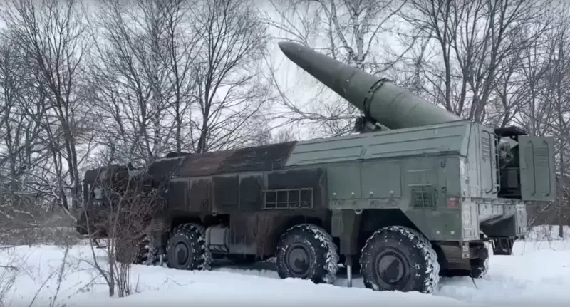 «Маневрирует с ускорением до 30 g»: в западной прессе оценили развёртывание ракет «Искандер-1000»