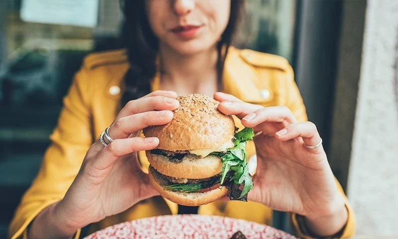 Что такое пищевой шум, как его победить и больше не переедать