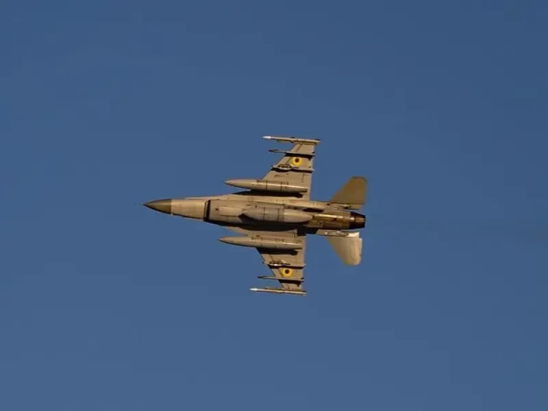 Появление неподалёку от линии фронта F-16 Воздушных сил ВСУ с тремя ПТБ может свидетельствовать о том, что прилетал он из-за пределов Украины