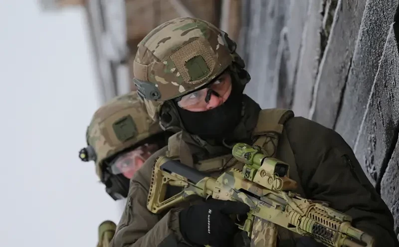 «Действовать надо было быстро»: показаны кадры рукопашной схватки разведчика ВС РФ с украинским боевиком