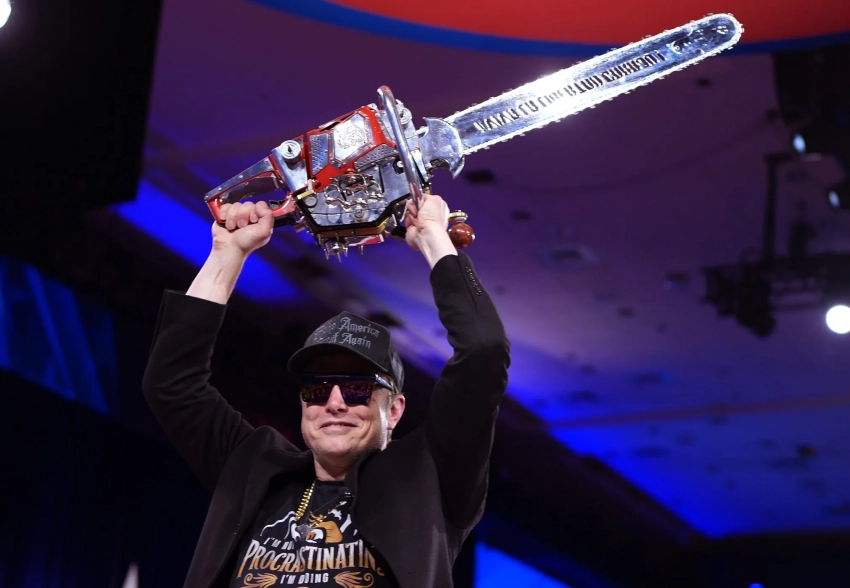 Президент Аргентины подарил Илону Маску бензопилу. Тот заявил, что это "пила для бюрократии"