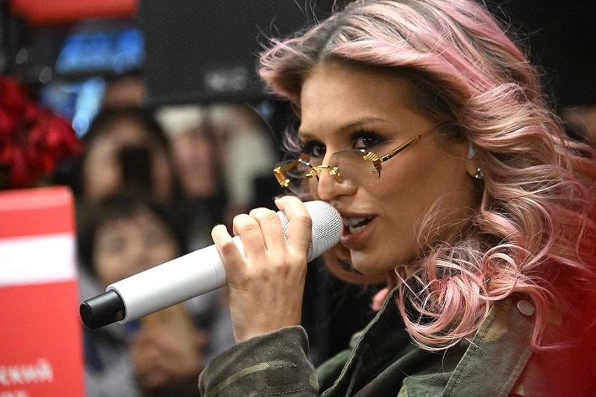 Чеботина с розовыми волосами устроила сюрприз для пассажиров московского метро