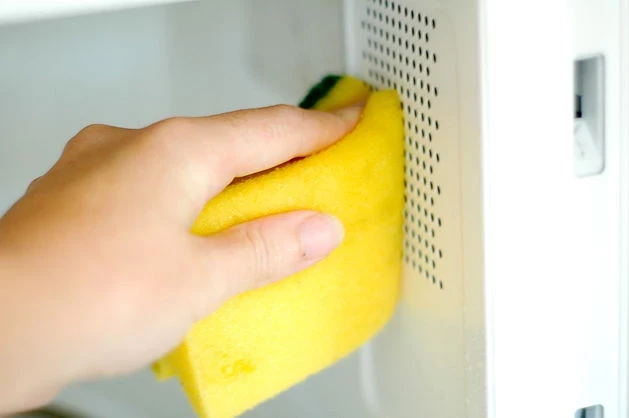 Будет как новый: какое копеечное средство вернет пожелтевшему пластику на кухне былой вид