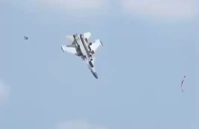 Истребитель J-15 ВМС Китая потерпел крушение во время учений