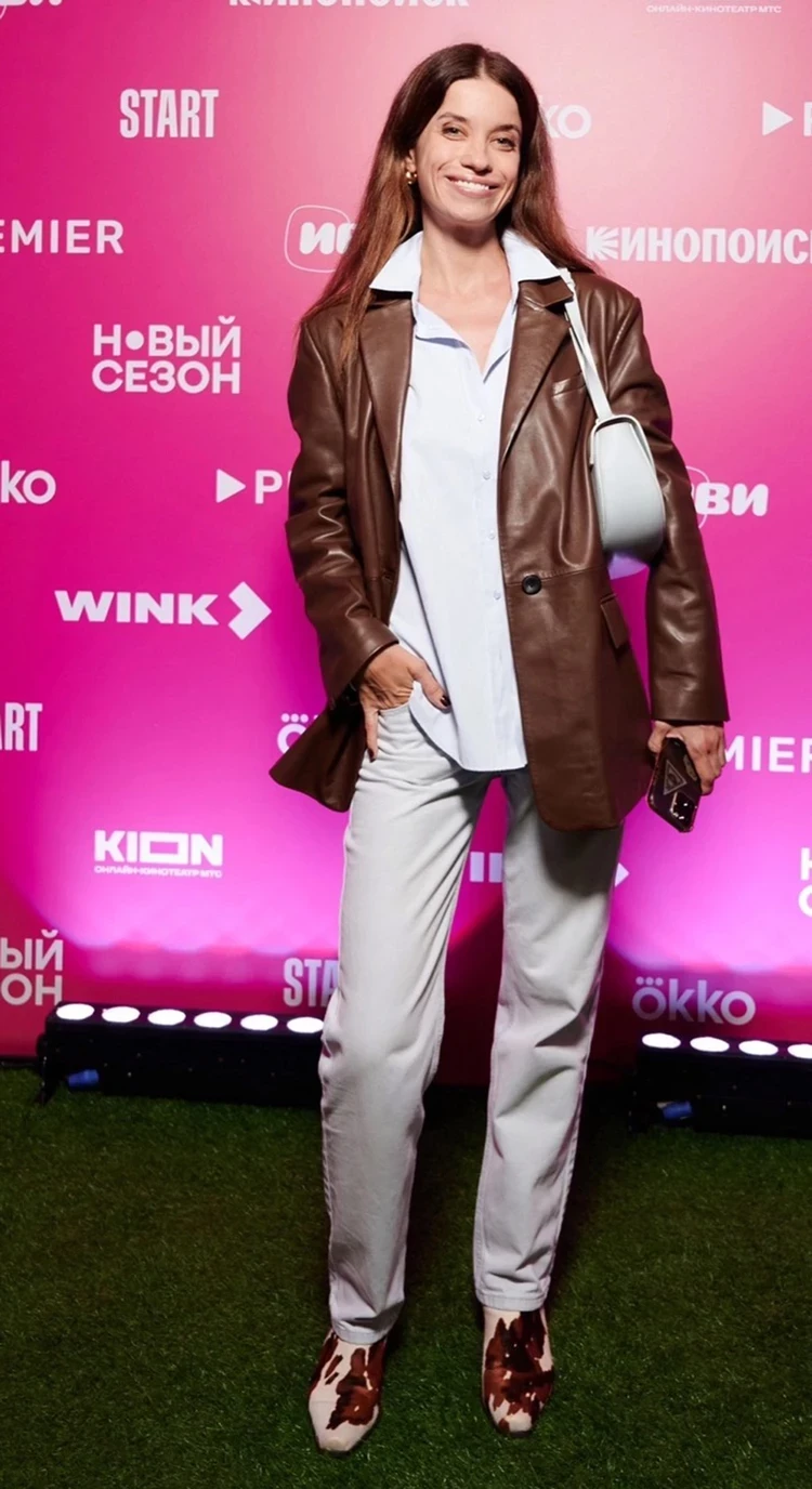 Как носить коричневый цвет: Рудковская сочетает шоколадное кимоно с бордовым нарядом, а Бородина выбирает кожаное платье светло-коричневого оттенка