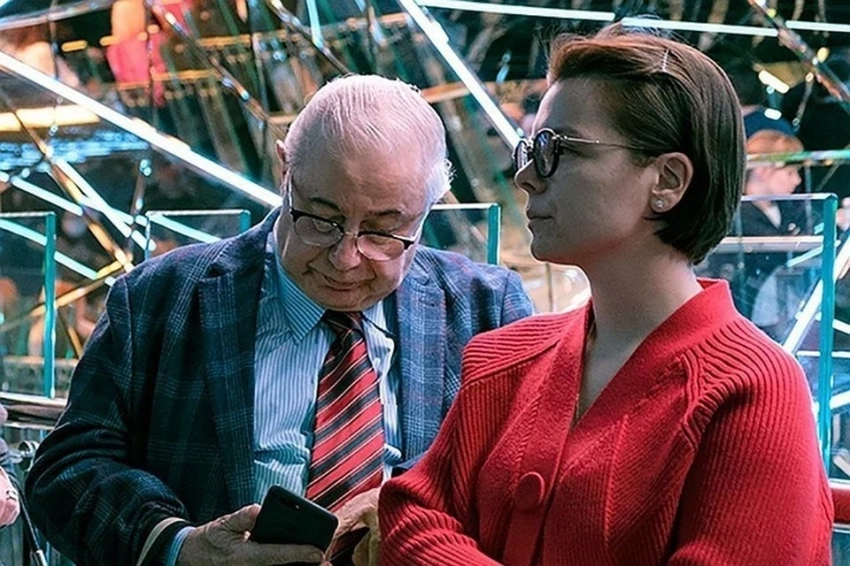 Неприятности в семье Брухуновой: Петросяна застали за флиртом с молоденькой блондинкой