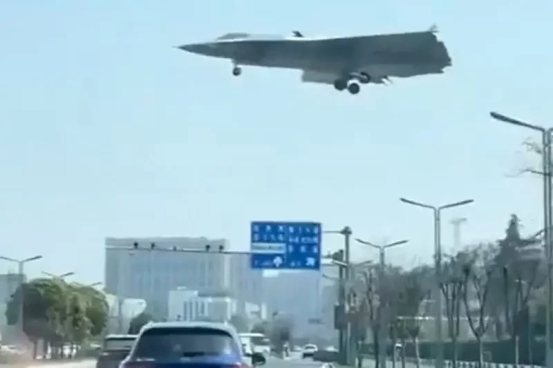 В сети опубликовано новое видео посадки перспективного китайского истребителя шестого поколения J-36