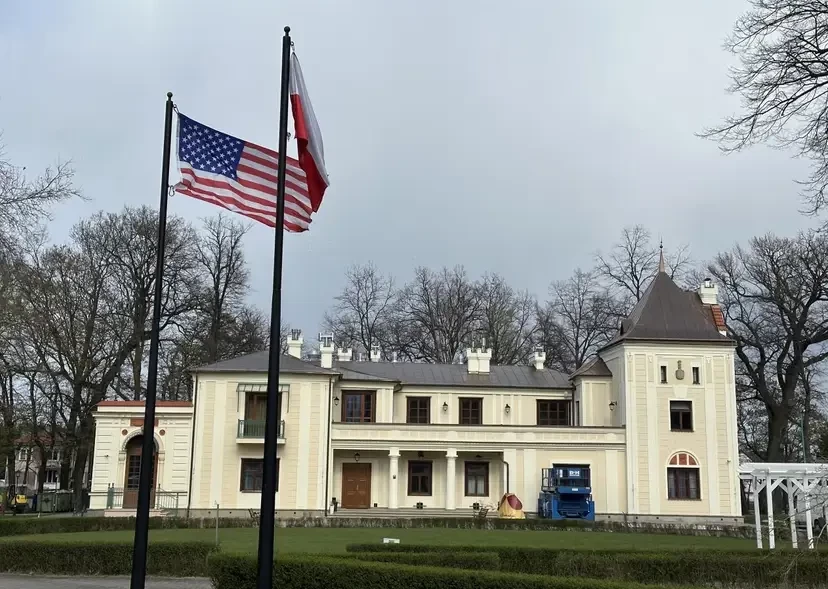 «Был рёв моторов, вертолёты, «Хамви», военные в очереди за кебабом, а сейчас тишина»: в Жешуве рассказывают о выводе контингента США