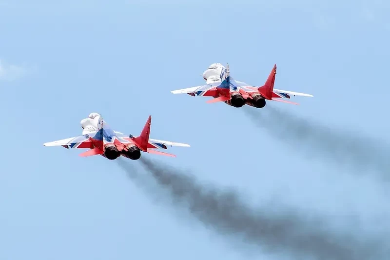 Дополнительный топливный бак отсоединился от истребителя МиГ-29 пилотажной группы «Стрижи» при пролёте над Челябинском