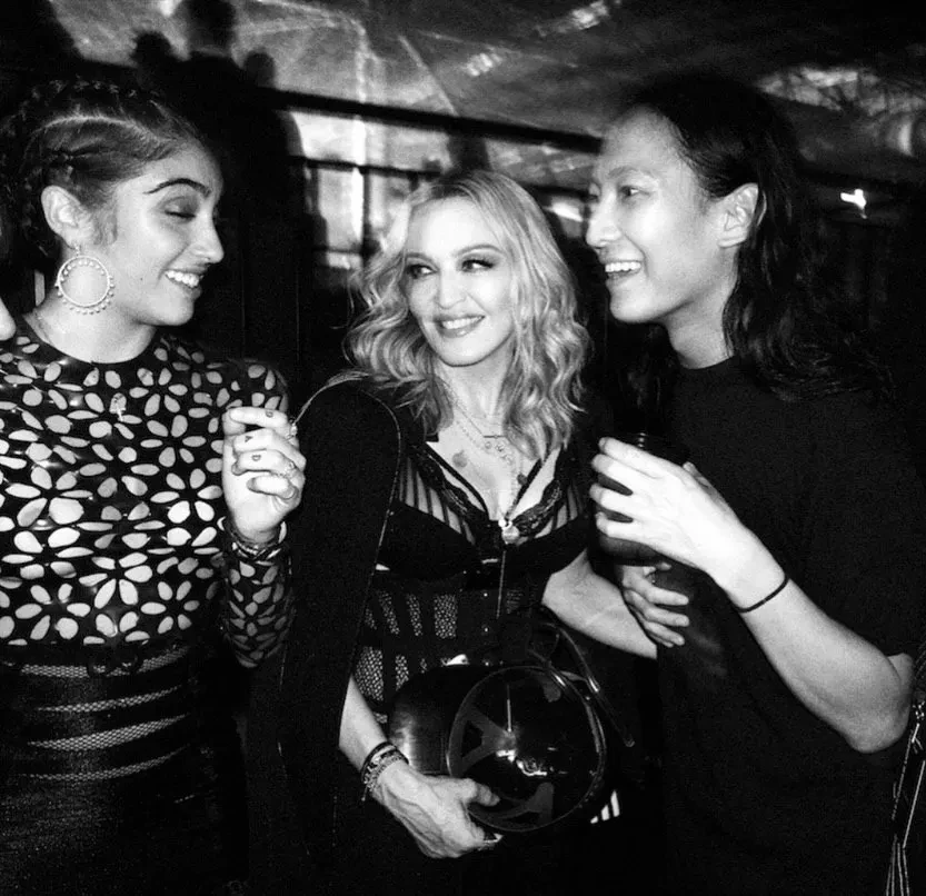 "2026-й — новый 2016-й": Надежда Оболенцева, Гвинет Пэлтроу, Оксана Лаврентьева, Наталья Давыдова, Кендалл Дженнер и Мадонна показали свои фото десятилетней давности