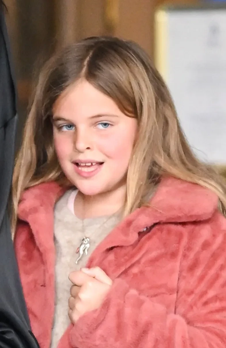 Шуба и тяжёлый люкс: восьмилетнюю дочь Ирины Шейк засняли с матерью в Париже