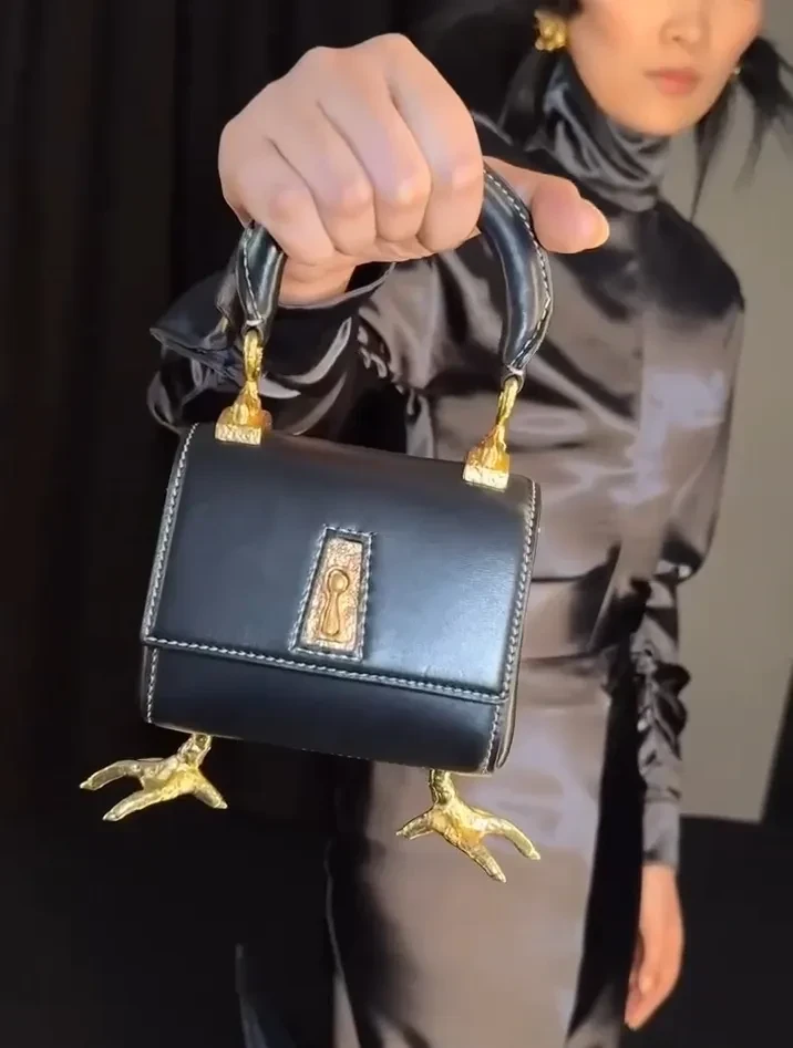 Скандал в мире моды: российский дизайнер обвинила бренд Schiaparelli в плагиате её сумок