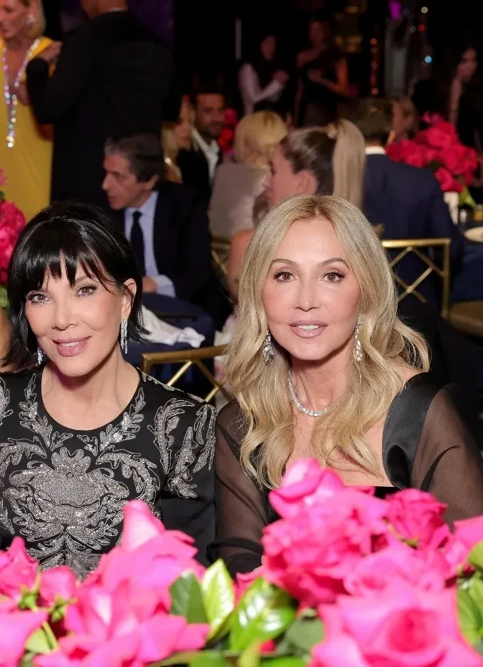 Дженнифер Лопес, София Вергара, Крис Дженнер и Эмбер Валлетта на благотворительном гала-концерте в Лос-Анджелесе