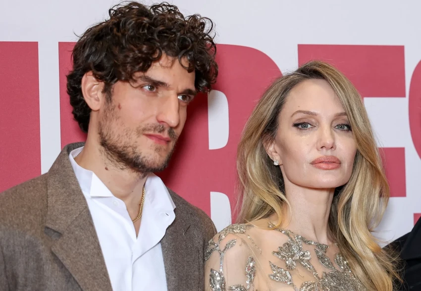 "Одна с момента развода с Брэдом Питтом". Анджелина Джоли не встречается с Луи Гаррелем