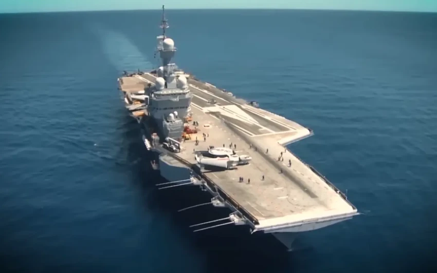 Макрон высадился на палубу авианосца «Шарль де Голль»