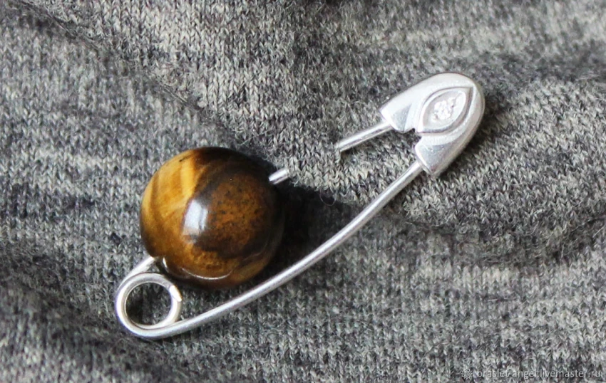 Мощный талисман: где носить оберег из булавки, чтобы убрать негатив