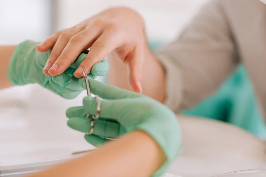 Когда стричь ногти в апреле 2026 года по лунному календарю